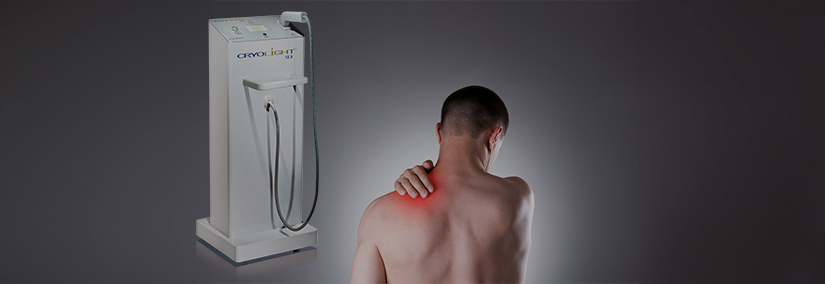 CRYOLIGHT Gerät für Kryotherapie neben einem Patienten mit Schulterschmerz