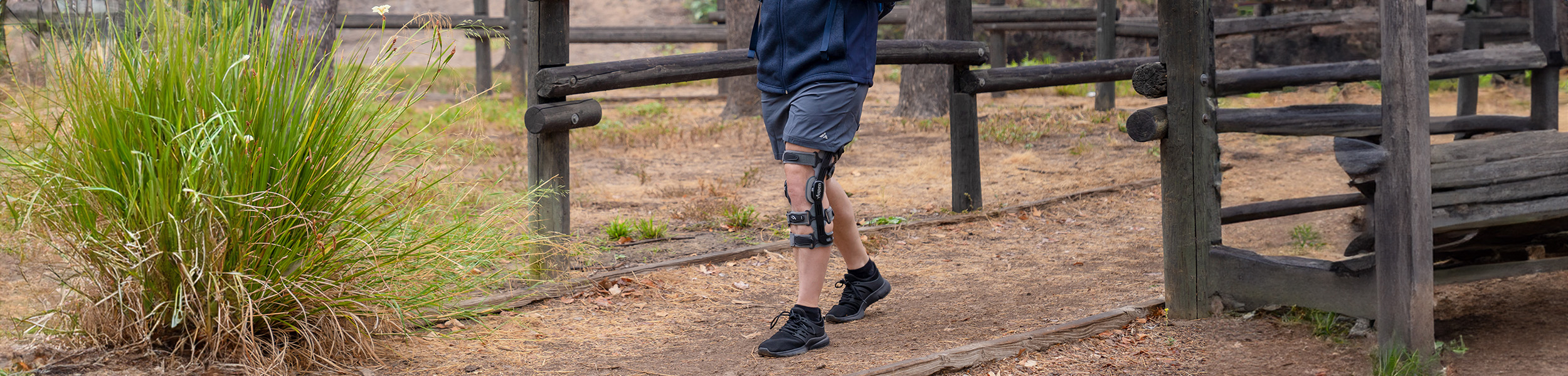 Person geht mit der Ci Knee Orthese einen Waldweg entlang